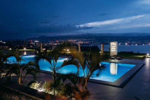 MuhariMantis Kivu Marina Bay Hotel的享有游泳池的夜间景致