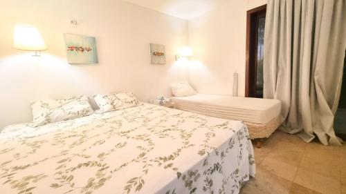 泰巴Apt no Taiba Beach Resort的白色的卧室设有床和窗户
