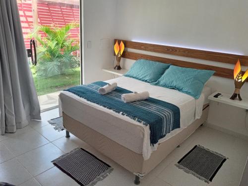 圣米格尔-杜戈斯托苏AYRE GOSTOSO POUSADA的一间卧室配有一张床,上面有两条毛巾