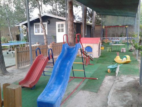 Fenazar米坎普乡村民宿的一个带滑梯和游戏结构的游乐场