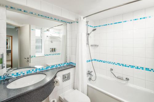 贝辛斯托克贝辛斯托克假日酒店的带浴缸、水槽和淋浴的浴室