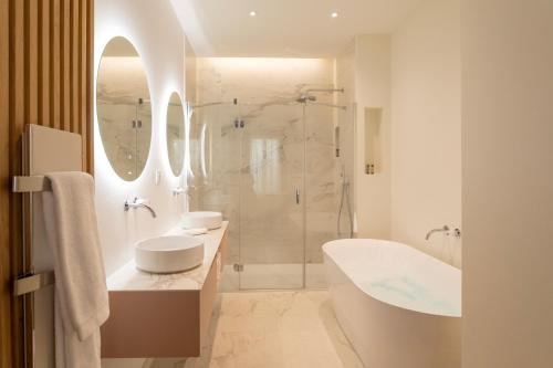 塞特港Les Clés Secrètes的白色的浴室设有2个盥洗盆和淋浴。