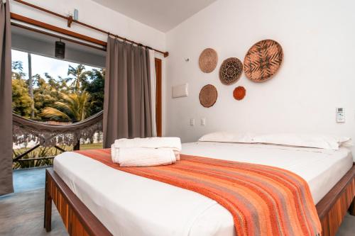 Amontadaicaraizinho villa soleil的一间卧室设有两张床和大窗户
