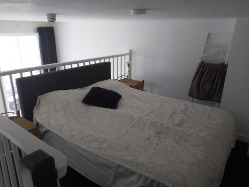 兹沃勒Stadslogement 8的一间卧室配有一张带黑色枕头的床