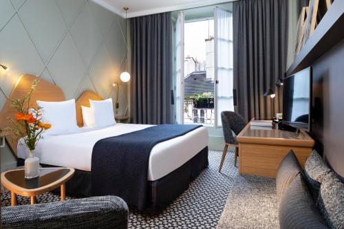 巴黎米雷西姆酒店的一间酒店客房,配有一张床和一台电视