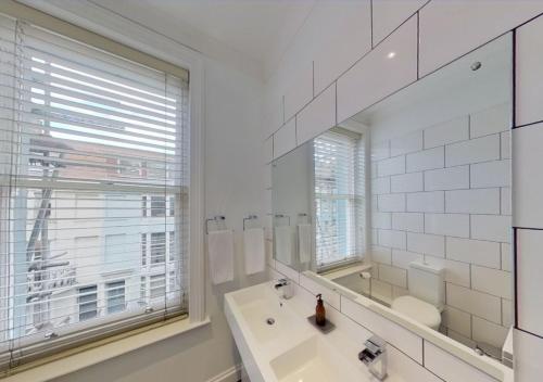 布莱顿霍夫Hotel Nineteen的白色的浴室设有水槽和镜子