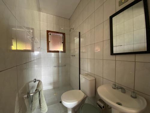 若阿诺波利斯Pousada San Lorenzo的白色的浴室设有卫生间和水槽。