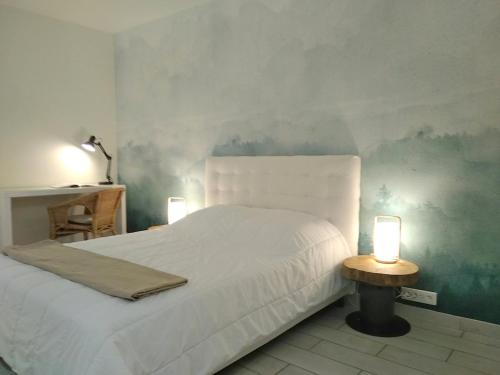 塔尔诺斯Le Baionarena 4 pers-terrasse-parking-hypercentre的卧室配有白色的床和两盏灯。