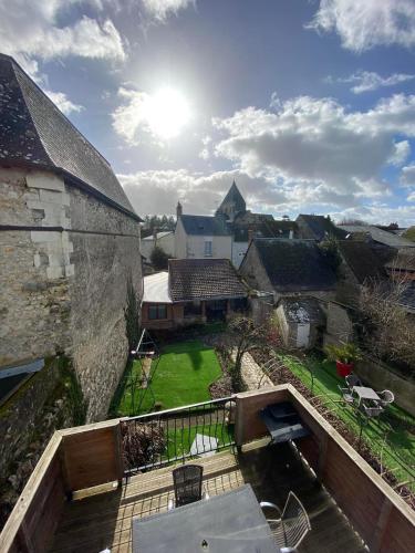 维朗德里Chez Benjamin - Les Terrasses de Villandry的从城堡的阳台可欣赏到花园景色