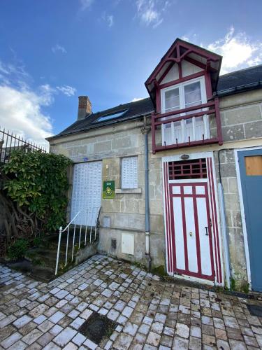 维朗德里Chez Benjamin - Les Terrasses de Villandry的红门砖屋和阳台