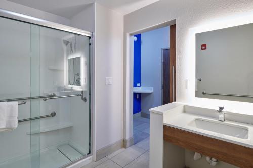 埃尔帕索Holiday Inn Express - El Paso - Sunland Park Area, an IHG Hotel的一间带水槽和玻璃淋浴的浴室