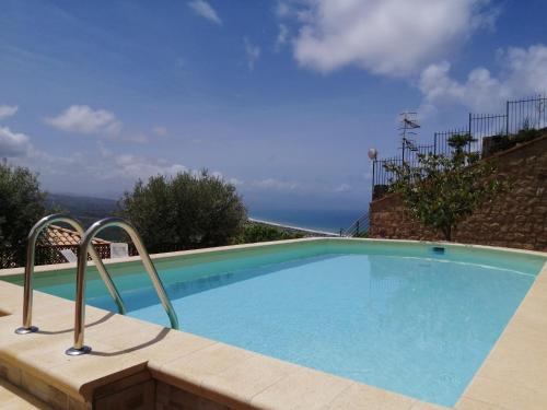 切法卢Villa Verde的海景游泳池