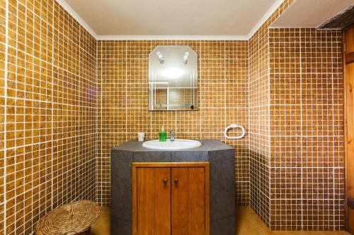 Santo Amaroholiday home, Santo Amaro, Pico, Azores的一间带水槽和镜子的浴室