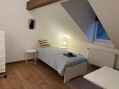卢森堡city-pillow rooms的一间卧室配有一张床和两张桌子