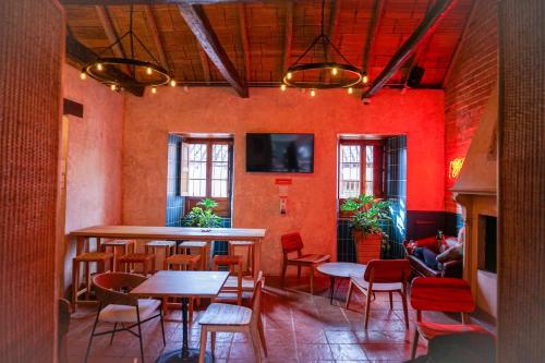 波哥大Masaya Bogotá的一间带桌椅和红色墙壁的餐厅