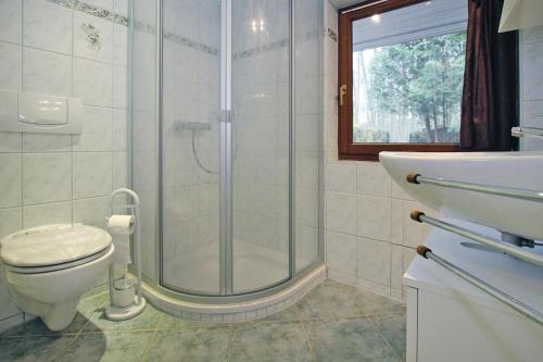 帕尔希姆Holiday home Fischerhaus, Parchim的带淋浴、卫生间和盥洗盆的浴室