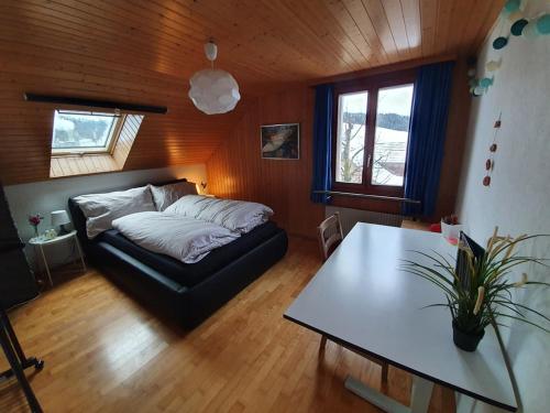 Schöne 3 1/2 Zimmer Wohnung in der Zentralschweiz的一间卧室配有一张床和一张桌子