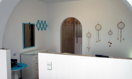 基莫洛斯岛Anatoli的带镜子和门的柜台的房间