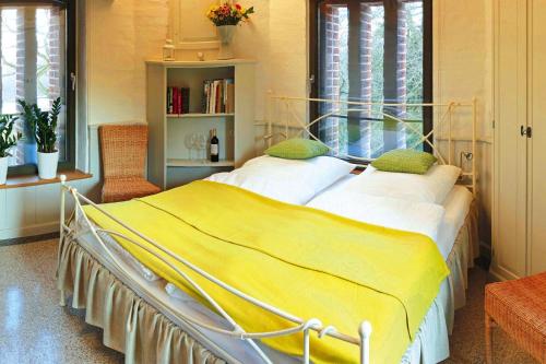 KuchelmißWater tower, Kuchelmiss的一间卧室配有一张黄色毯子床