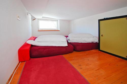 KlocksinSemi-detached house at Flacher See, Klocksin的红地毯间内的两张床