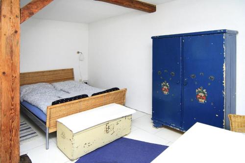 普劳西Apartment, Plau am See的一间卧室配有一张床和一个蓝色储物柜