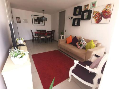 伊基克Matiz 01的客厅配有沙发和桌子