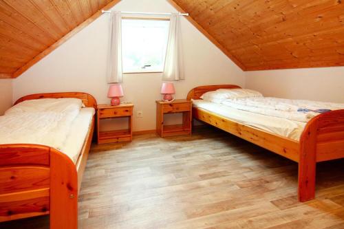 马克格拉芬海德Holiday home in Markgrafenheide with paid sauna的一间卧室设有两张床和两个床头柜