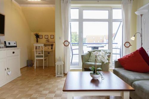 博尔滕哈根Apartment in Boltenhagen with balcony terrace的客厅配有沙发和桌子