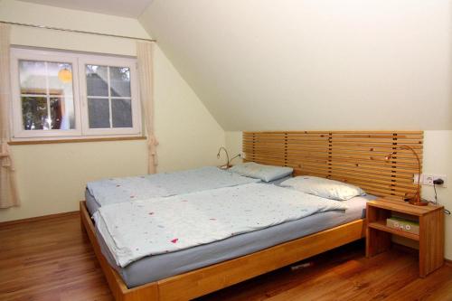 ZirchowHouse, Zirchow Usedom的一间卧室配有一张大床和木制床头板
