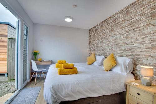 巴姆博格Goldenhill Retreats的卧室配有一张带黄色枕头的大型白色床。