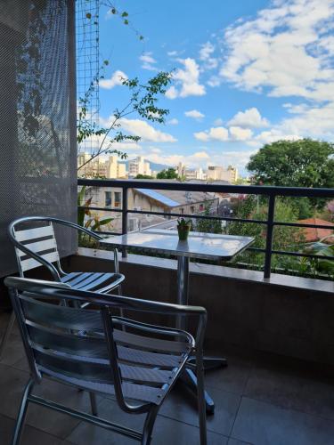 萨尔塔Aires de Capital Depto的美景阳台配有桌椅