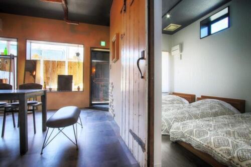 富士吉田市Fujinokura Tiny Fort - Vacation STAY 98854的一间卧室配有一张床和一张桌子及椅子