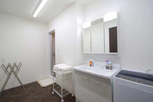 富士吉田市Fujinokura Tiny Fort - Vacation STAY 98854的白色的厨房配有水槽和洗碗机