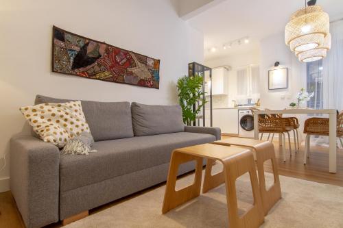 毕尔巴鄂Bilbao Heart 2BDR Apartment - Parking privado opcional的客厅配有沙发和桌子