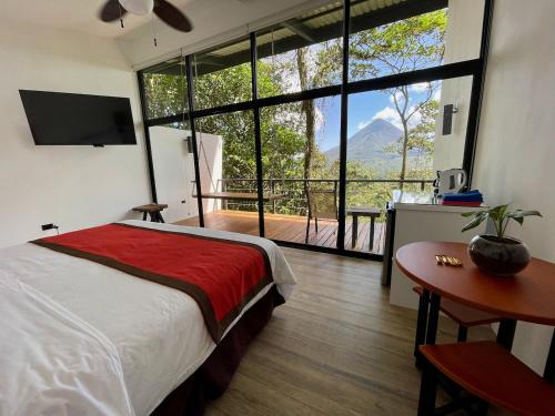 福尔图纳Sangregado Lodge的一间卧室设有一张床和一个大窗户