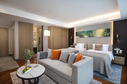 无锡无锡雅诗阁新发服务公寓的酒店客房,设有两张床和一张沙发