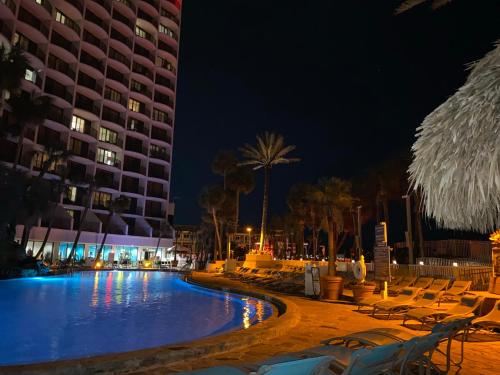 巴拿马城海滩Holiday Inn Resort Panama City Beach - Beachfront, an IHG Hotel的夜间设有游泳池的酒店