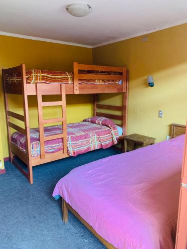 奥索尔诺Hospedaje的一间卧室配有两张双层床和一张床