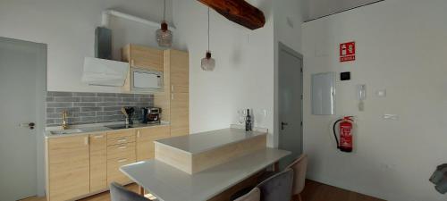 埃尔瓦LA CASITA的厨房配有水槽和台面