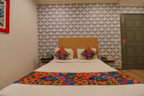 FabHotel Chattarpur Enclave客房内的一张或多张床位