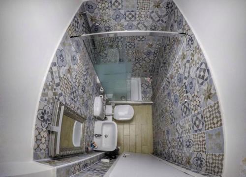 热那亚热那亚家园旅舍的浴室设有水槽、镜子和瓷砖