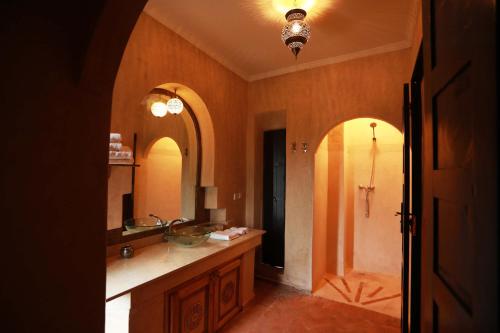 马拉喀什Le petit Château des Anges的一间带水槽和镜子的浴室