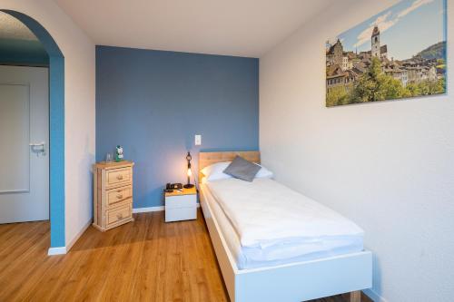 阿劳舒特森酒店的卧室配有一张床,墙上挂有绘画作品
