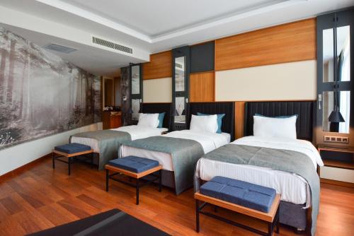 贝利克杜祖展览者酒店的一间设有两张床和两把椅子的房间
