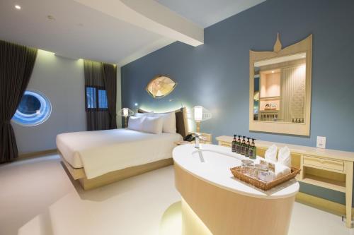 芭东海滩Beyond Patong的酒店客房设有床和水槽