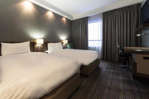 德班德班乌兰加智选假日酒店的酒店客房配有两张床和一张书桌