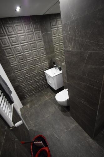 乔左维尔考普尔斯基Londyńska 9的浴室配有白色卫生间和盥洗盆。