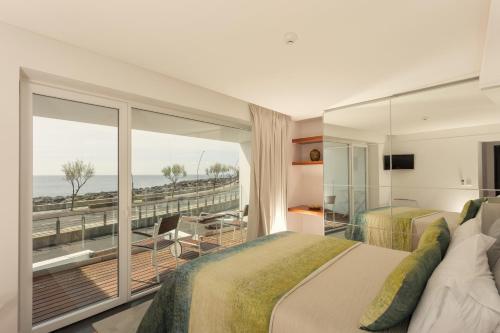 蓬塔德尔加达Ocean View by Azores Villas的酒店客房设有两张床和一个阳台。