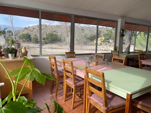 埃尔蒂恩夫洛厄尔阿卡迪诺乡村酒店的一间带桌椅和窗户的用餐室