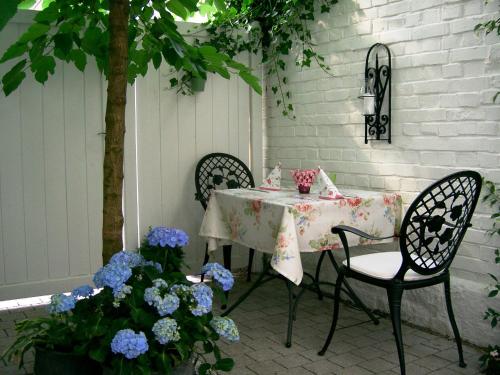 曼海姆科法尔斯图本酒店的鲜花庭院里的桌椅
